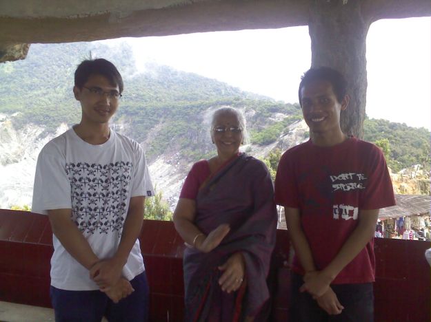 Adi dan Khairul berfoto dengan seorang Ibu dari India