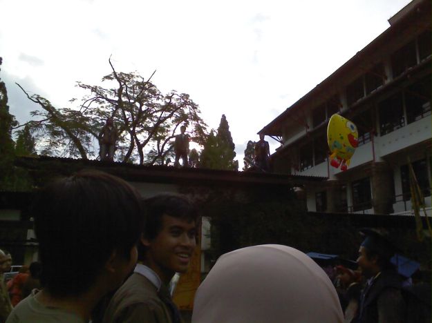 Penyambutan wisudawan di Labtek V