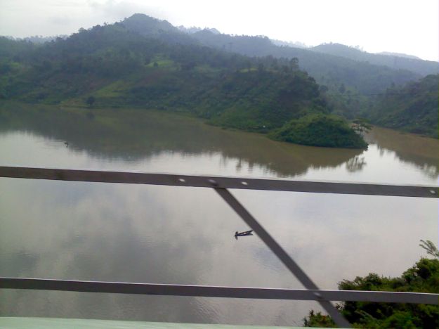 Melintasi sungai Citarum