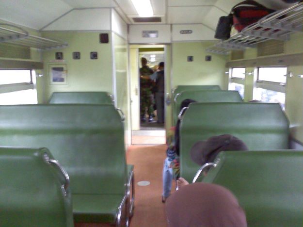Interior kereta penumpang kelas ekonomi KA Malabar