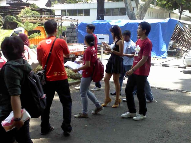 Iringan Panitia dan Farah Quinn