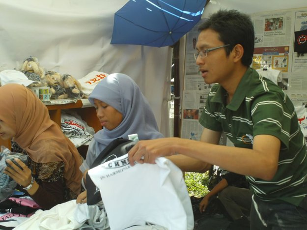 kesibukan_teman2 Sibuk melayani pembeli