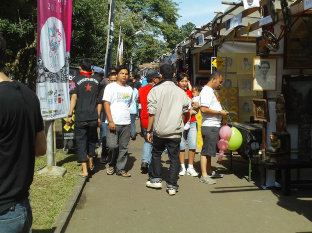 mulai-ramai Pengunjung mulai memadat