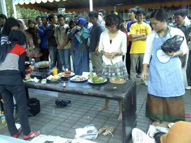 Teman-teman perwakilan HMIF di lomba masak
