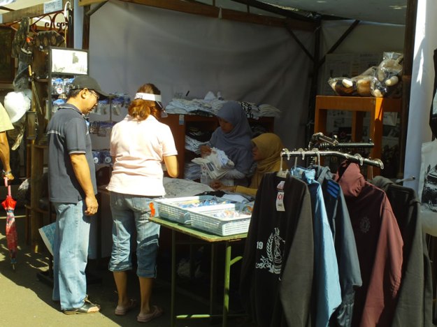 transaksi_stan_tokema Pengunjung di stan TOKEMA pagi-pagi