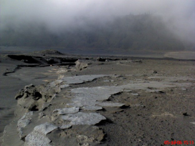 Hamparan material kaldera