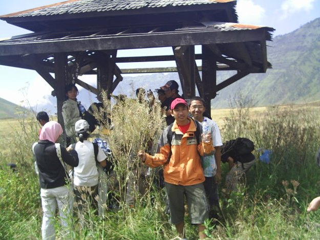 Istirahat di gubug kaldera