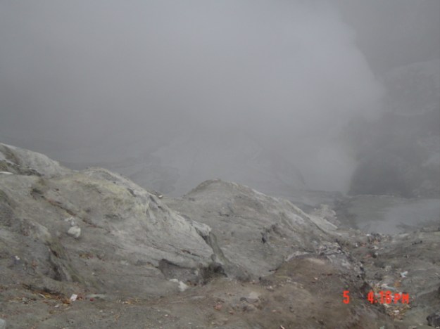 Kawah Bromo, ada apa di dalam sana ya?