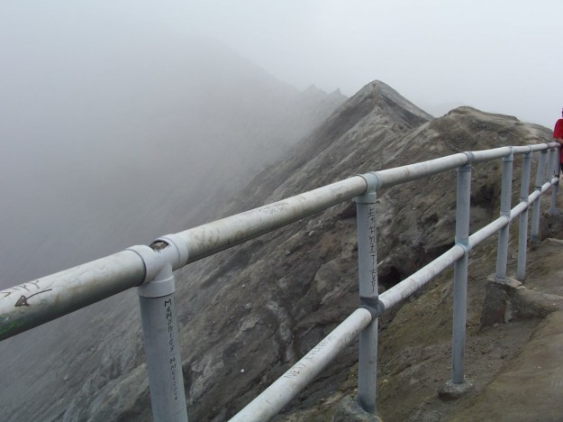 Pinggir kawah Bromo