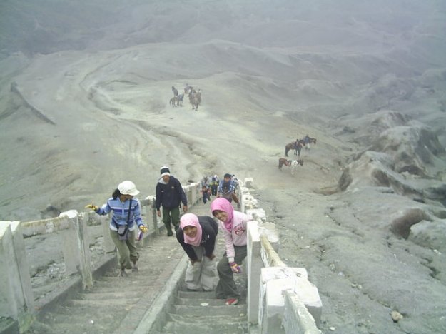 Tangga menuju puncak Bromo