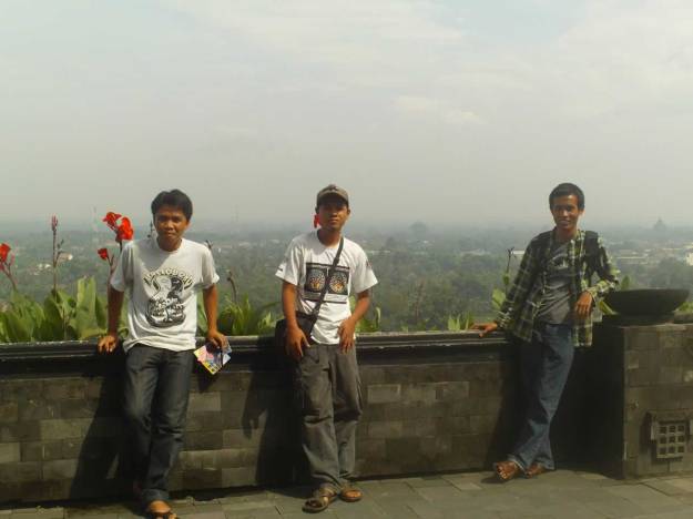 Berfoto di atas plaza Andrawina