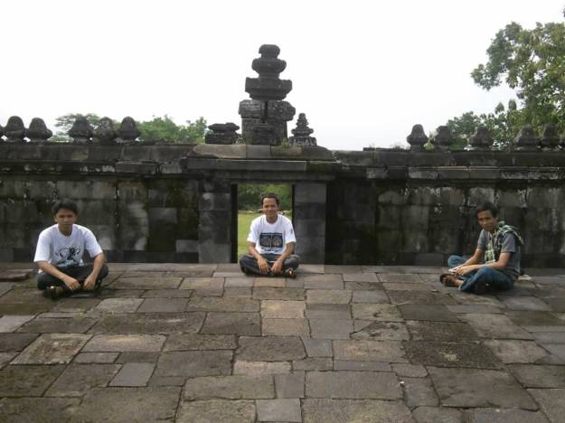duduk sila Di pendapa istana