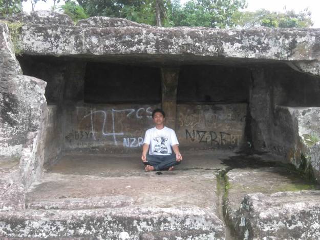 goa Neo berada di pintu "goa"