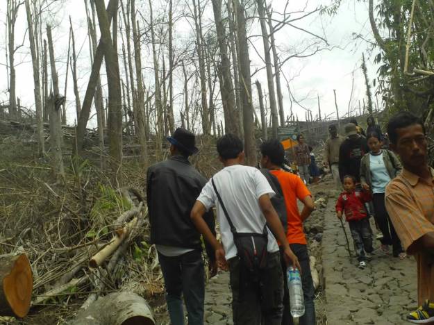 jalan di kalikuning 1 Jalan bersama "tour guide" (jaket hitam)