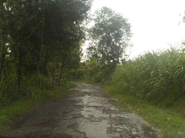 Jalan yang berlubang-lubang