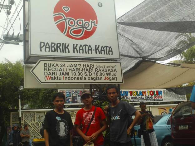Di depan toko "pabrik kata-kata"
