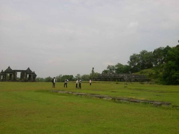 lapangan ratu boko Lapangan rumput di kompleks Ratu Boko
