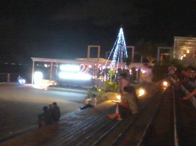 Suasana malam di depan Discovery Mall