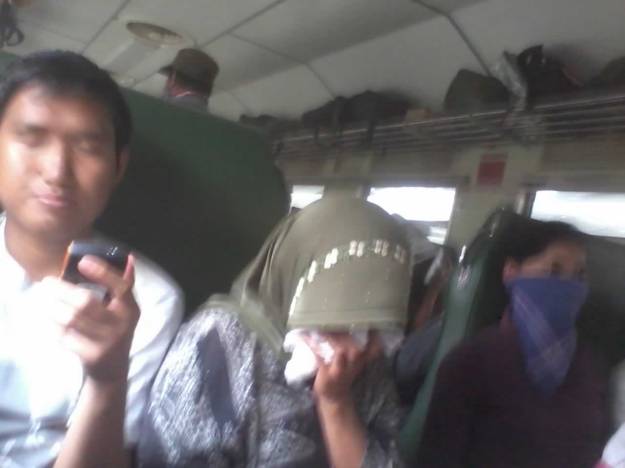 Para penumpang menggunakan masker (kecuali Kamal :D)