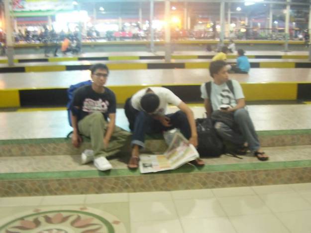 Menunggu kereta di Stasiun Hall Bandung