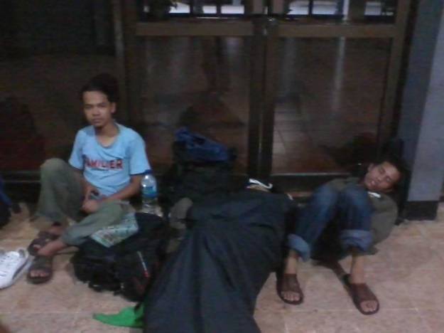 Ngemper di stasiun Banyuwangi Baru