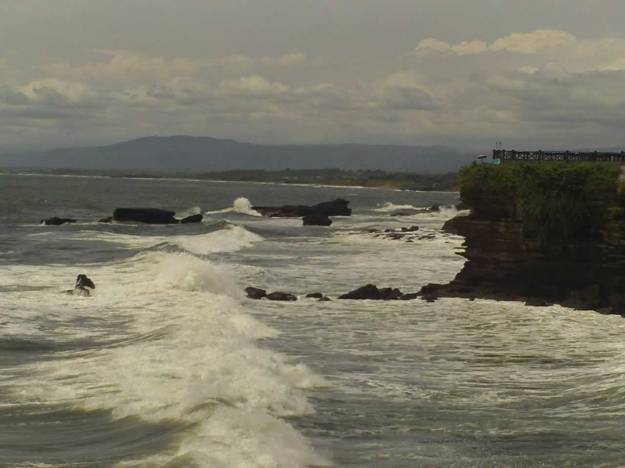 Deburan ombak di Tanah Lot