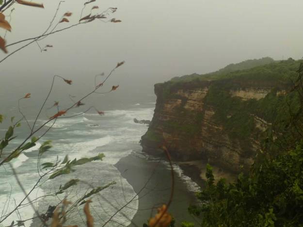 Pemandangan sekitar Uluwatu