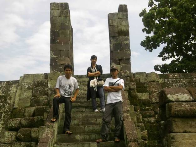 undak-undakan Tangga menuju pintu masuk utama "istana" Ratu Boko