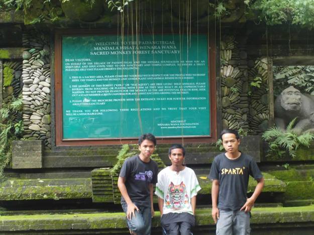 Di depan objek wisata "Wenara Wana"