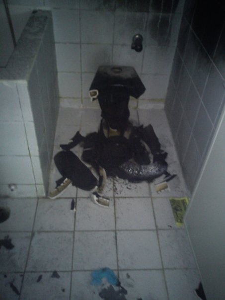 WC di labtek VIII yang hancur (sumber foto: http://bit.ly/h7GXGj)