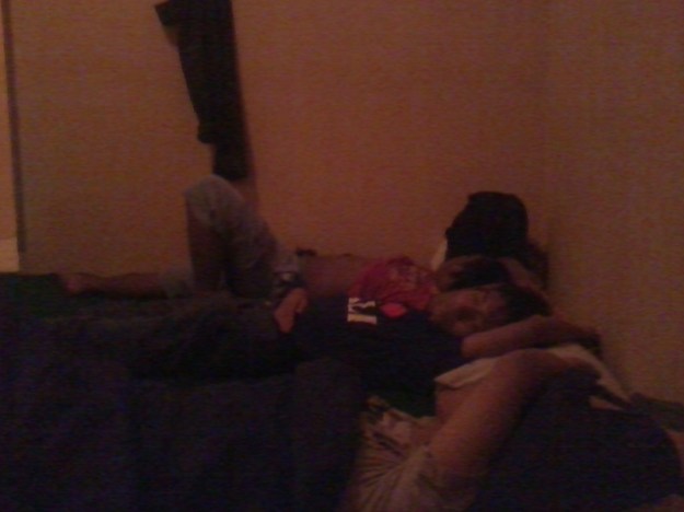 Teman-teman lagi tidur