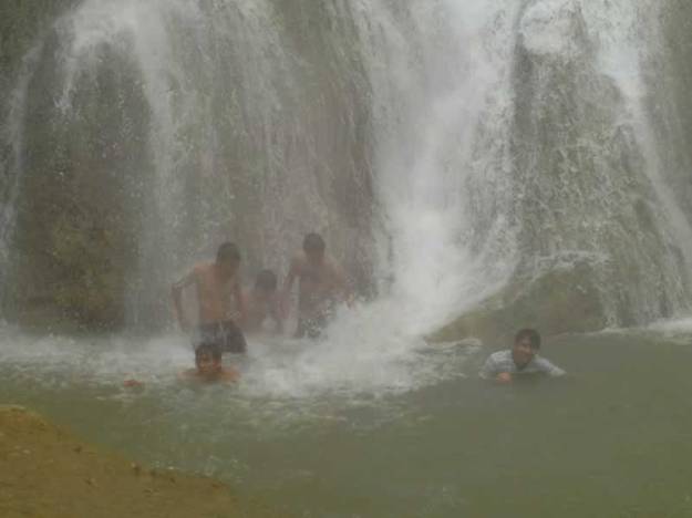 Main air di Curug Cikaso