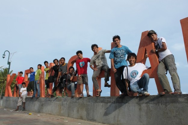 Di depan pantai