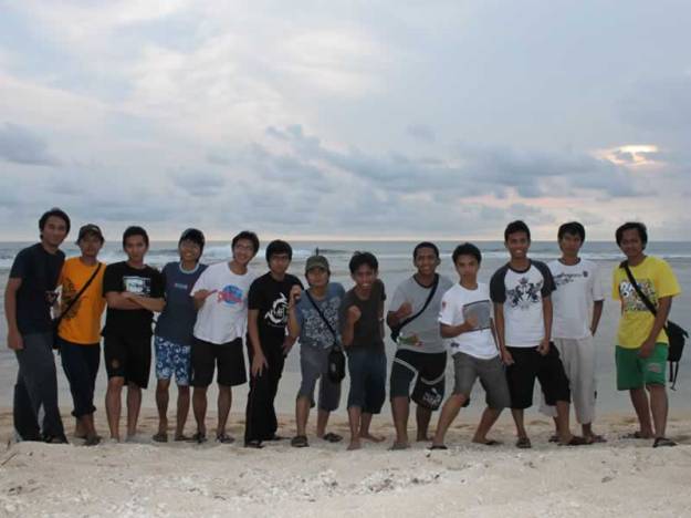 Foto bareng di pantai Cibuaya