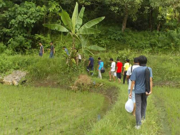 Berjalan menuju lokasi Curug Cikaso