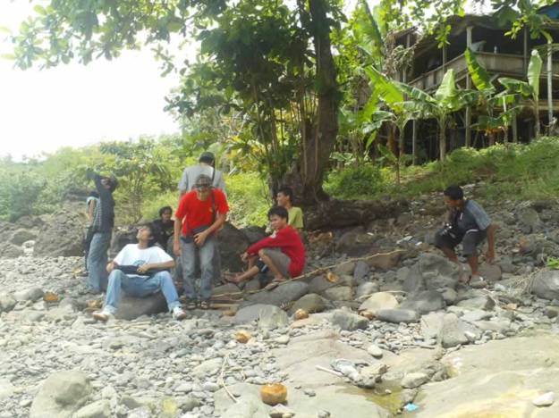 Memandangi laut di Loji