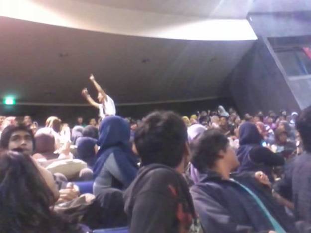 Rosi masuk auditorium