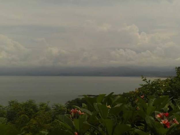 Samudra Hindia tampak dari atas kuil