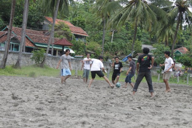 Main sepak bola pantai