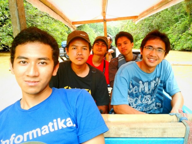 Naik perahu menuju Green Canyon