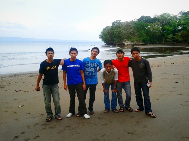 Foto bersama @ pantai Batu Karas