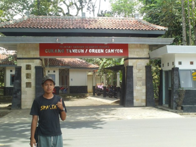 Di depan gerbang Cukang Taneuh