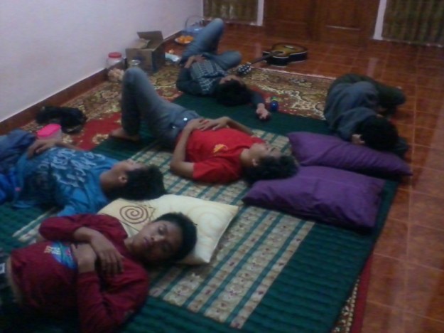 Tidur di rumah Gin