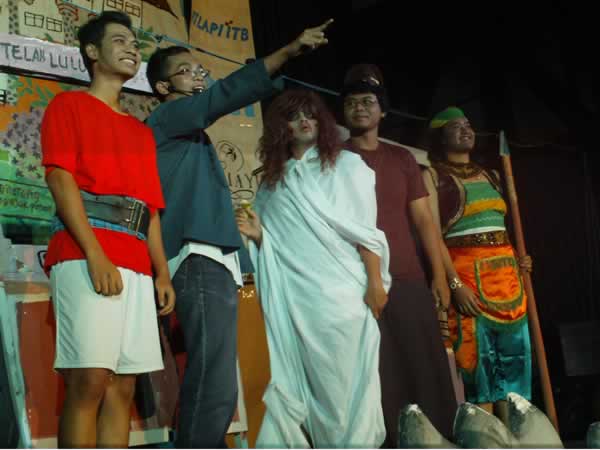 Foto bareng mahasiswa - 'pelaku sejarah'