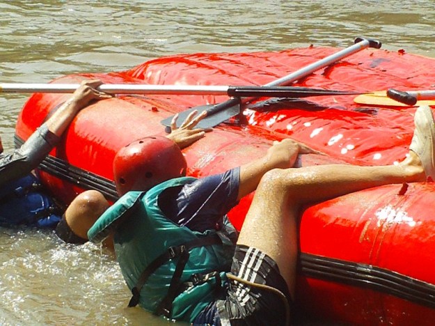 Luthfi berusaha naik ke atas raft