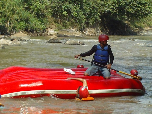 Dani dan Haris (beserta sandalnya yang terselamatkan)