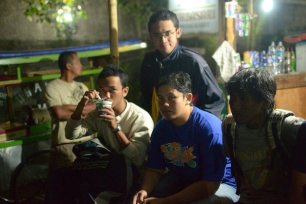 Nongkrong di depan warung Nongkrong di depan warung