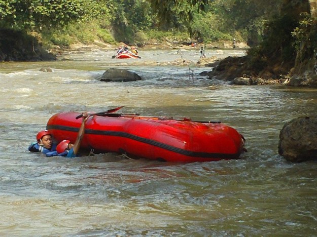Simulasi raft terbalik