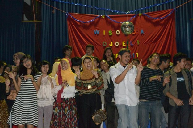 Angkatan 2007 menyanyikan lagu "Kita"