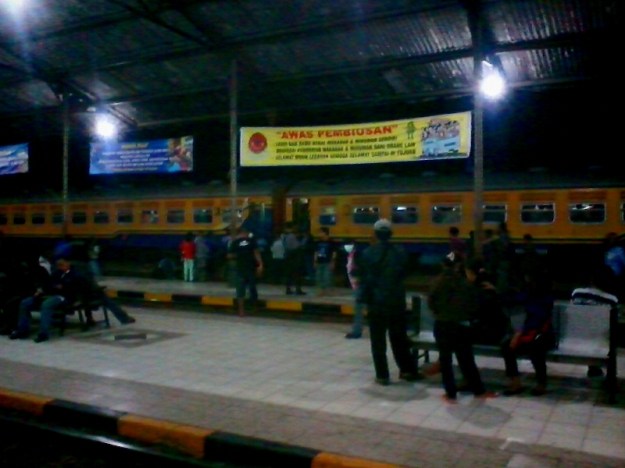 Heboh ibu menangis di stasiun Padalarang Heboh ibu menangis di stasiun Padalarang